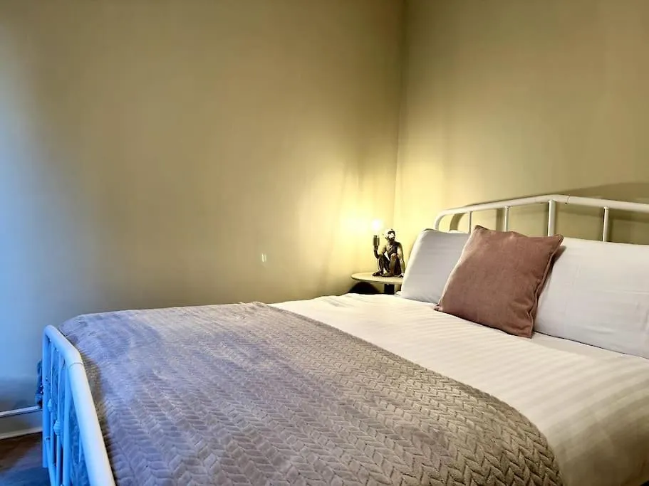 Boho Modern Entire House In Southampton - Sleeps 13 - 5 Bedrooms - 7 Beds - Overlooking The Original City Walls -Walking Distance To The City Centre & Cruise Terminals - Private Garage