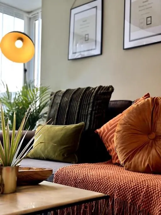 Boho Modern Entire House In Southampton - Sleeps 13 - 5 Bedrooms - 7 Beds - Overlooking The Original City Walls -Walking Distance To The City Centre & Cruise Terminals - Private Garage 0*,  United Kingdom